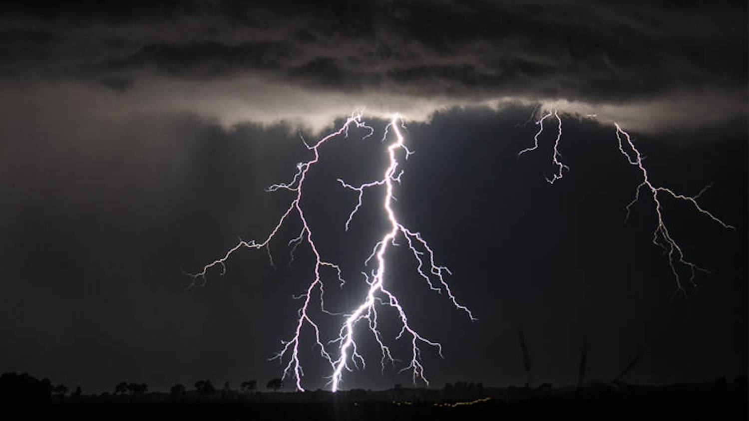 WEERALARM: Na bloedhete dagen gaat het flink spoken in Nederland. ‘Noodweer op komst’