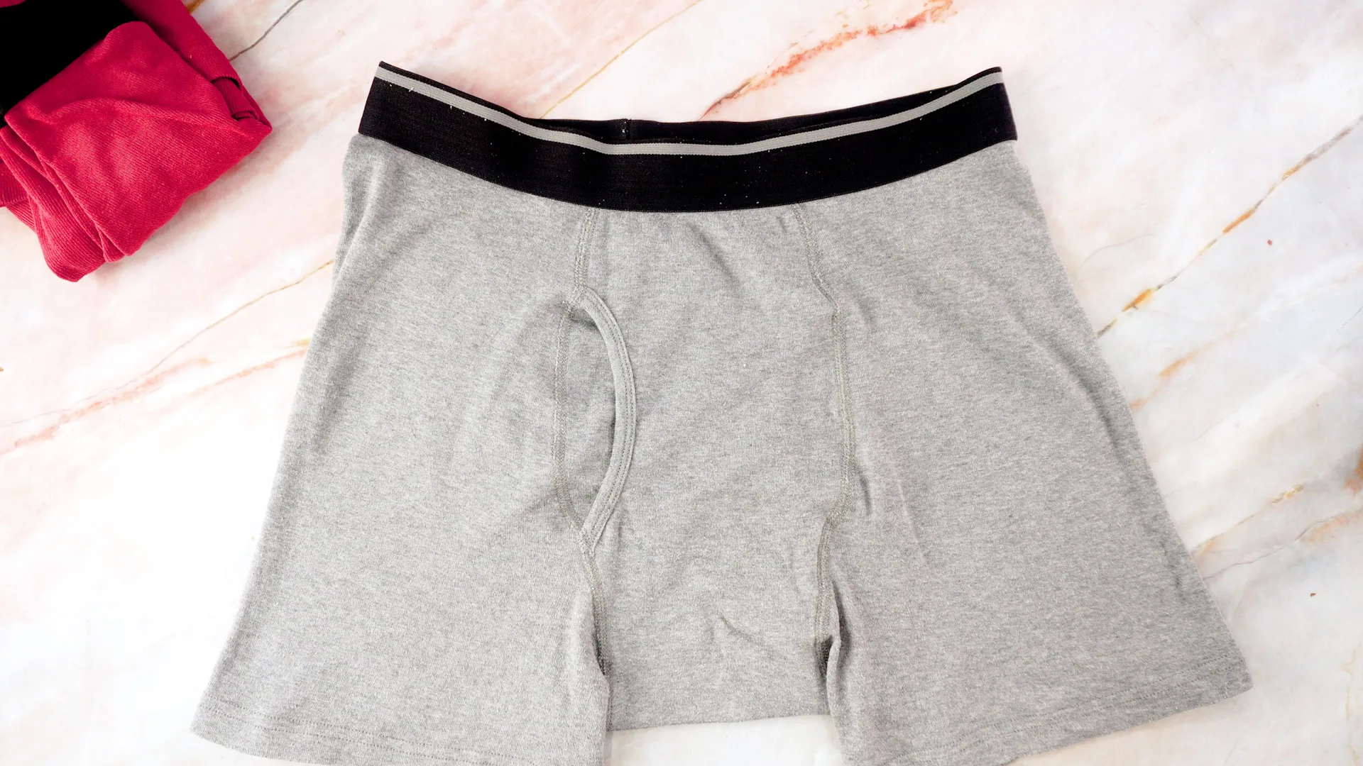 Aha! Hier is de opening aan de voorkant van heren boxershorts dus voor bedoeld