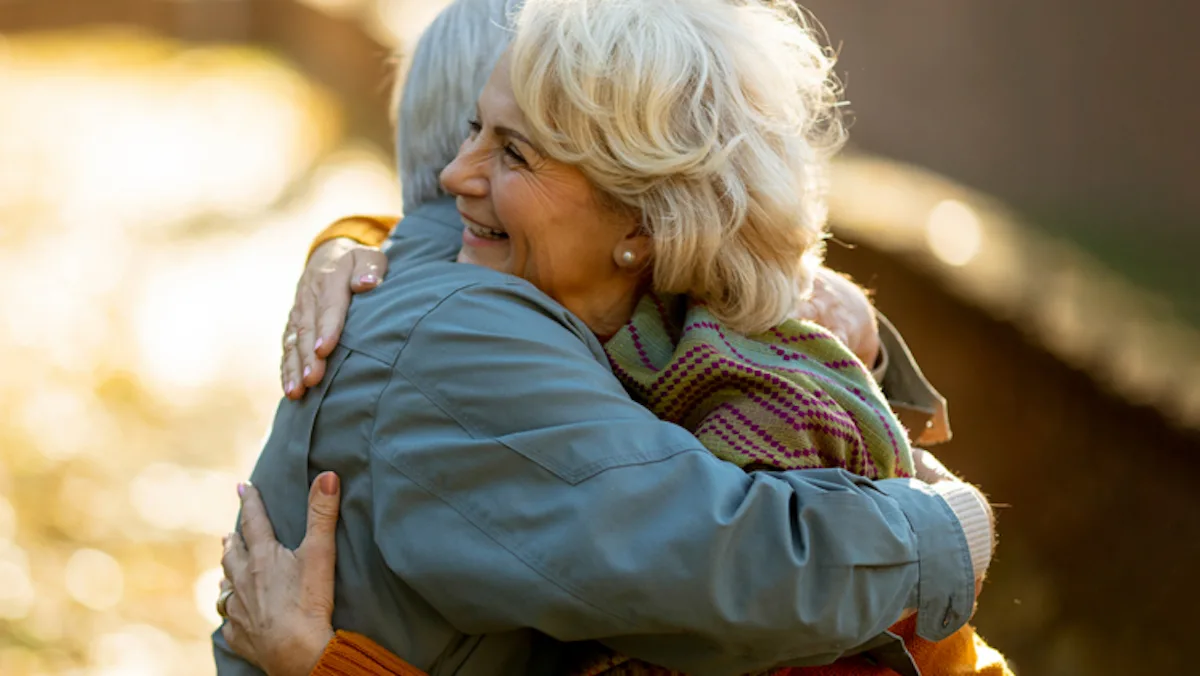 Weer nieuw gezondheidsvoordeel van knuffelen vastgesteld: “Het heelt je hart”
