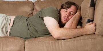 Val jij vaak in slaap voor de tv? Klinkt onschuldig, maar dat is het niet!