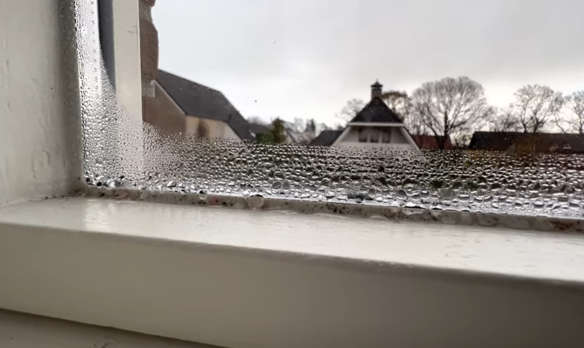 Met deze handige truc had hij nooit meer last van natte ramen & bijbehorende schimmel!