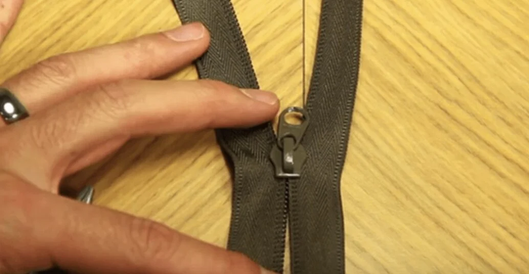 Kapotte rits die niet meer dicht gaat? Dit is de manier om het op te lossen!