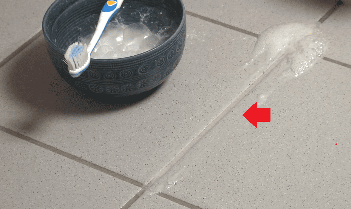 Met alleen dit simpele huismiddel krijg je weer prachtige witte voegen in de badkamer!