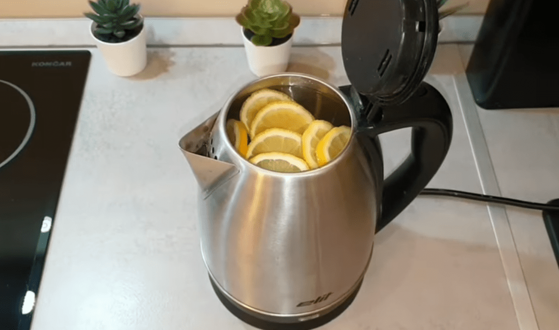 Ze stopt haar waterkoker vol schijfjes citroen. Dit ga jij vandaag nog doen!