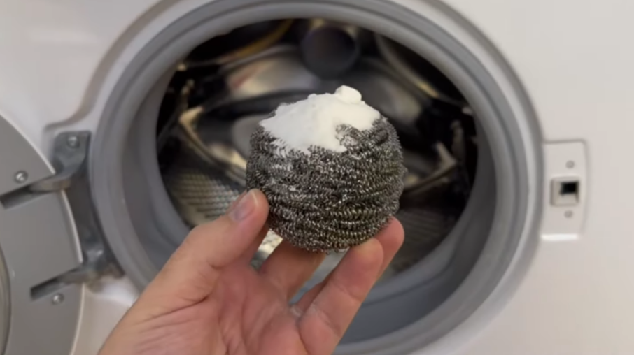 Als je weet waarom hij een RVS spons in de wasmachine doet ga jij het ook doen!