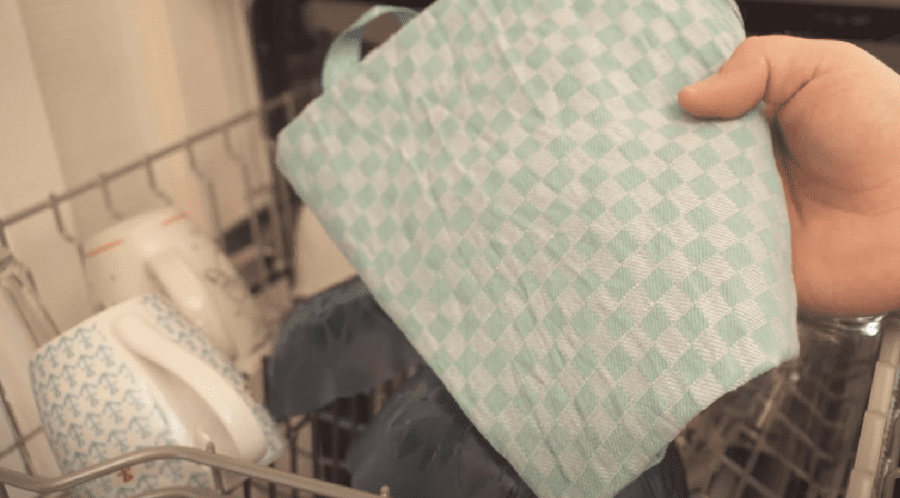 Waarom je een theedoek in de vaatwasser moet doen (ONGELOOFLIJK RESULTAAT)