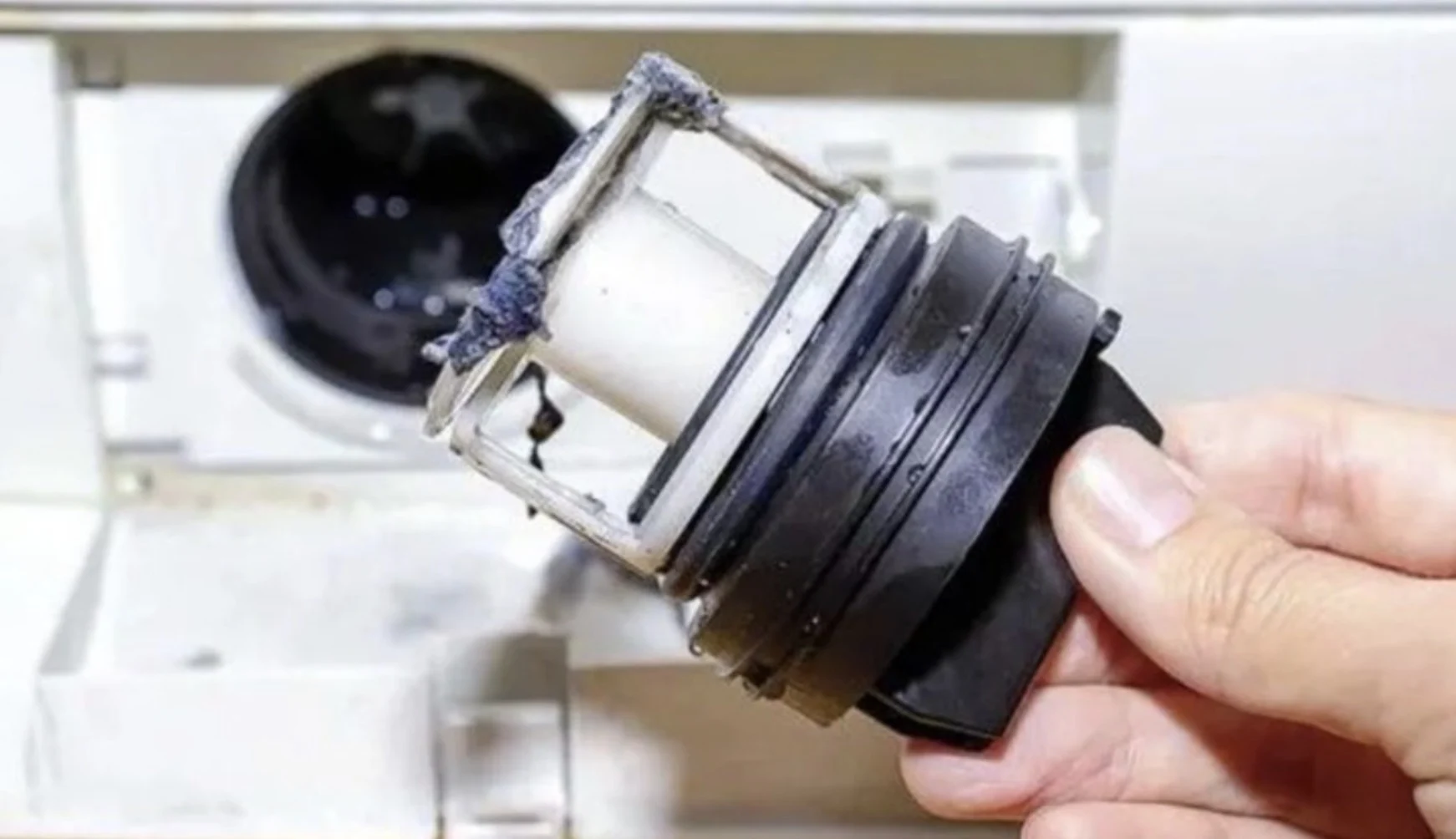 Deze truc om het afvoerfilter van de wasmachine schoon te maken weet niemand (werkt echt)