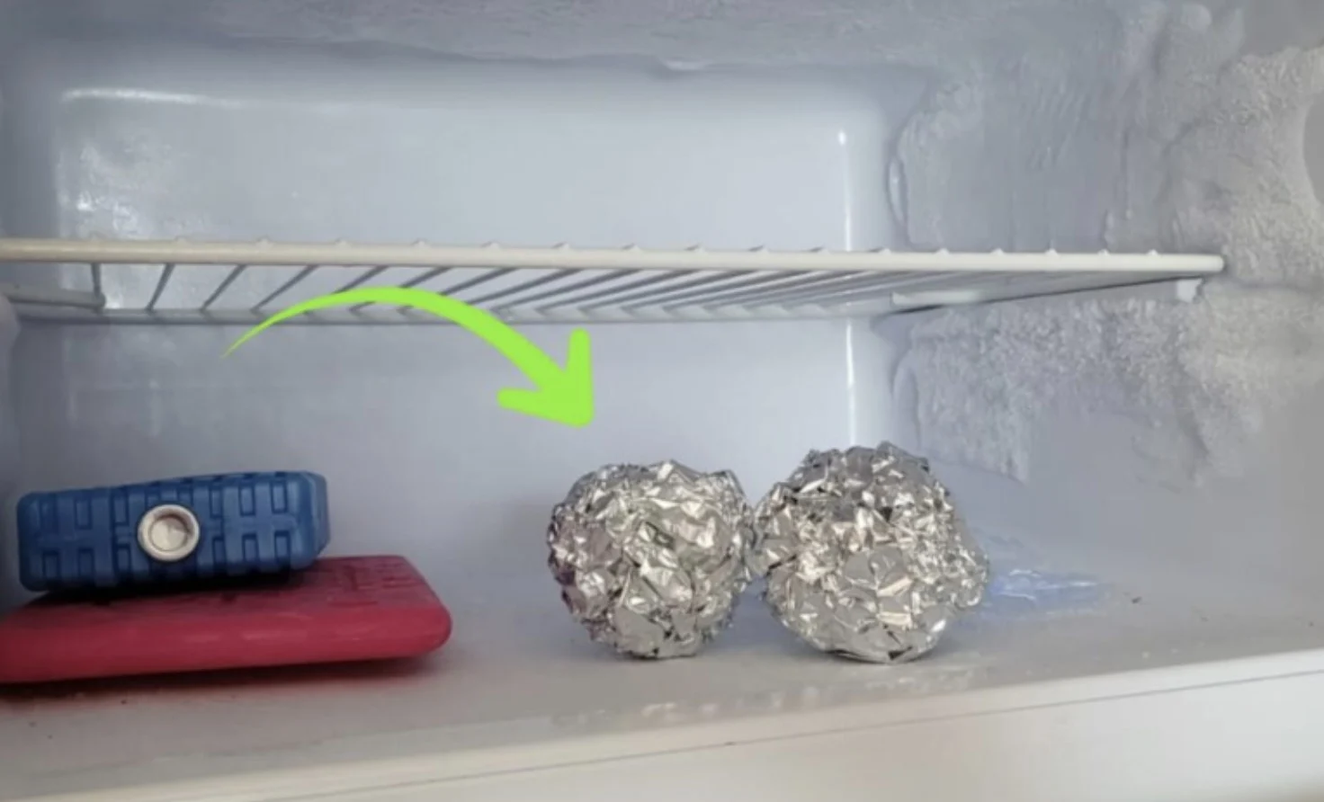 Wist je dat je veel geld kunt besparen als je 2 aluminiumfolie bolletjes in je vriezer doet?