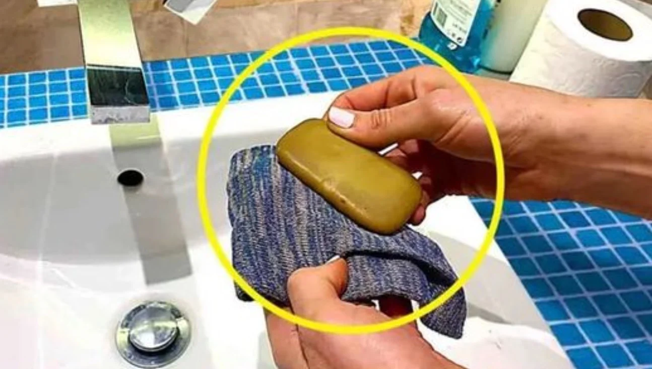 Leg een stuk zeep in een oude sok – dit lost een van de grootste problemen in je badkamer op