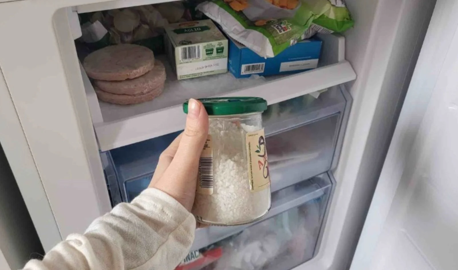 Dit is de briljante reden dat je voortaan zout in je vriezer moet bewaren (werkt echt!)