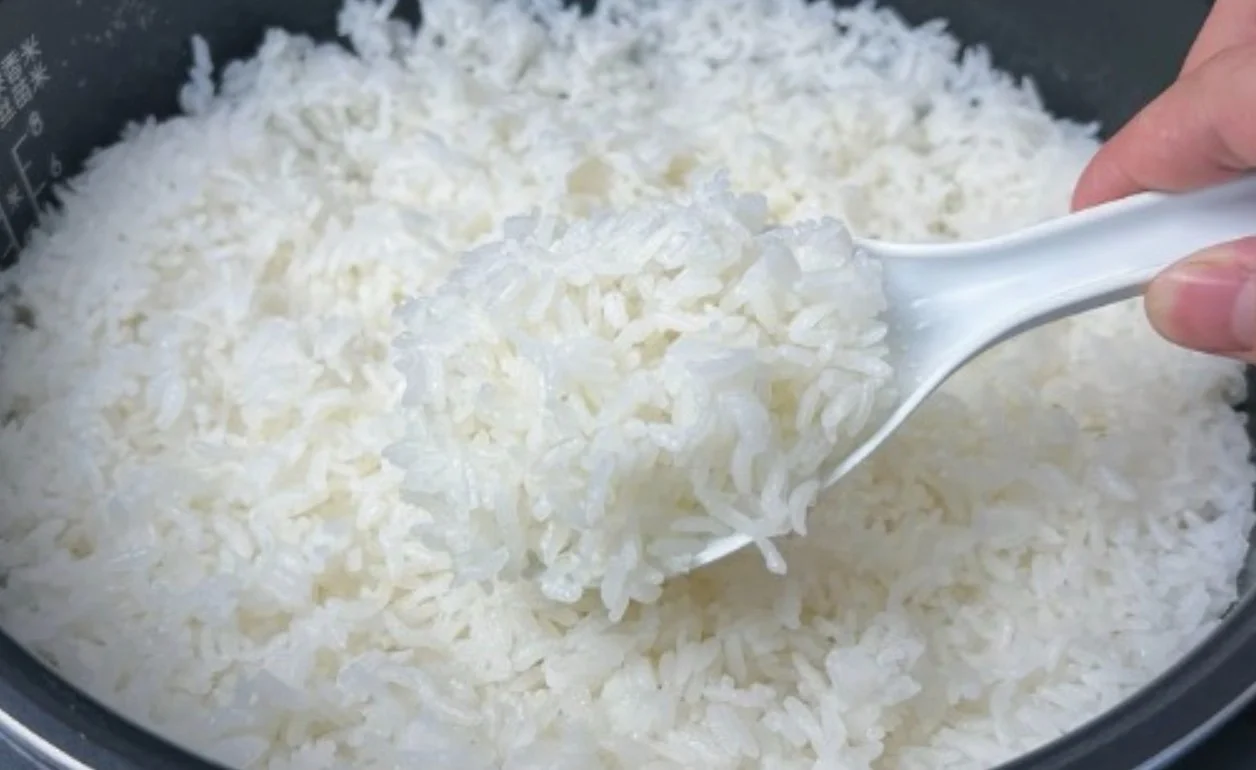 Gebruik geen normaal water om je rijst te koken, doe dit en je maakt het 100x lekkerder!