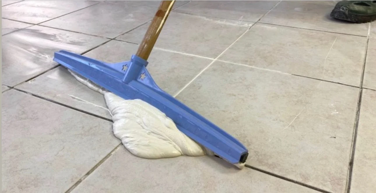 Gebruik dit goedkope huismiddeltje om je tegels te reinigen en ze zijn weer helemaal als nieuw