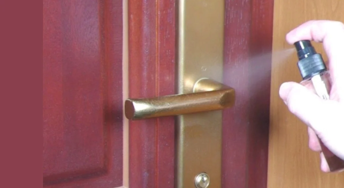 Spuit een beetje haarlak op je deurklink, de reden is belangrijker dan je denkt