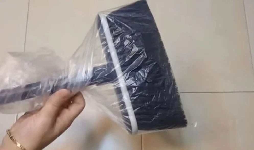 Doe een plastic zak om je bezem: Je vloer zal niet meer hetzelfde zijn als voorheen