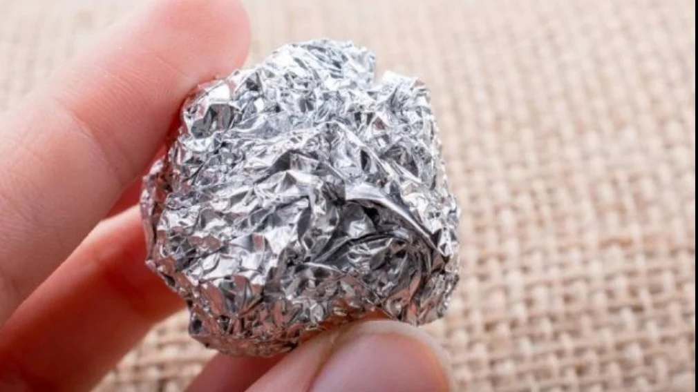 Hij legt een aluminiumfolie propje in zijn kledingkast – de reden? Ik ga dit gelijk proberen!