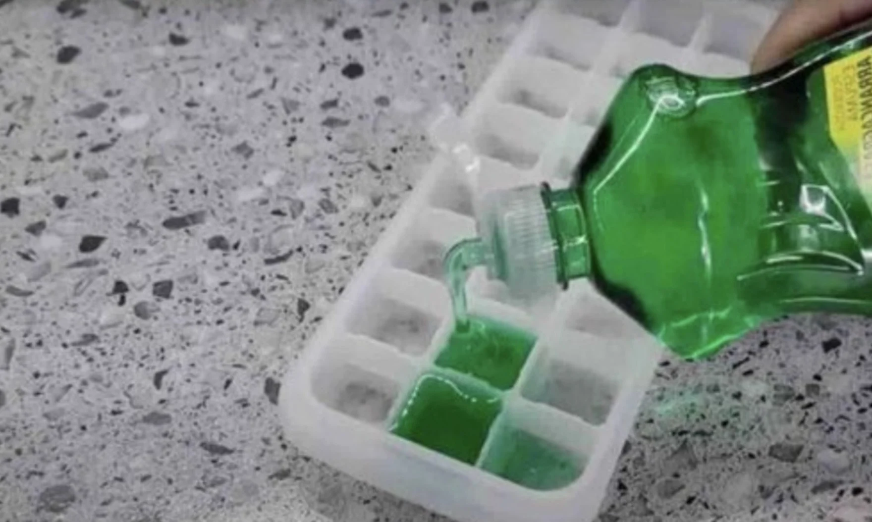 Waarom vloeibaar wasmiddel in de vriezer bewaren? Deze tip zal je dagelijkse leven veranderen.