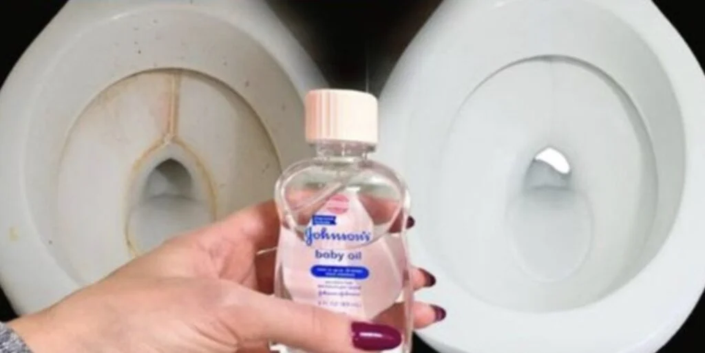 Ze spuit een beetje babyolie in haar toilet – De reden? Ik ren gelijk naar de winkel!