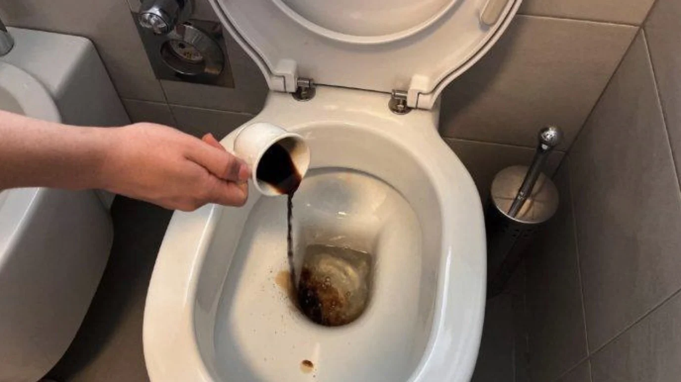 Giet een kop koffie door het toilet en maak je klaar om getuige te zijn van iets wat je nog niet eerder gezien hebt
