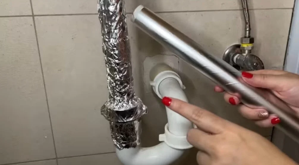 Wikkel wat aluminumfolie om je leidingen en je bespaart super veel geld!