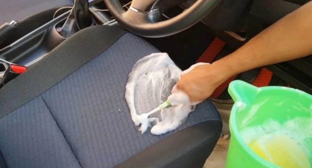 Vieze autostoelen? Gebruik dan dit goedkoope natuurlijke goedje en ze zijn weer als nieuw!