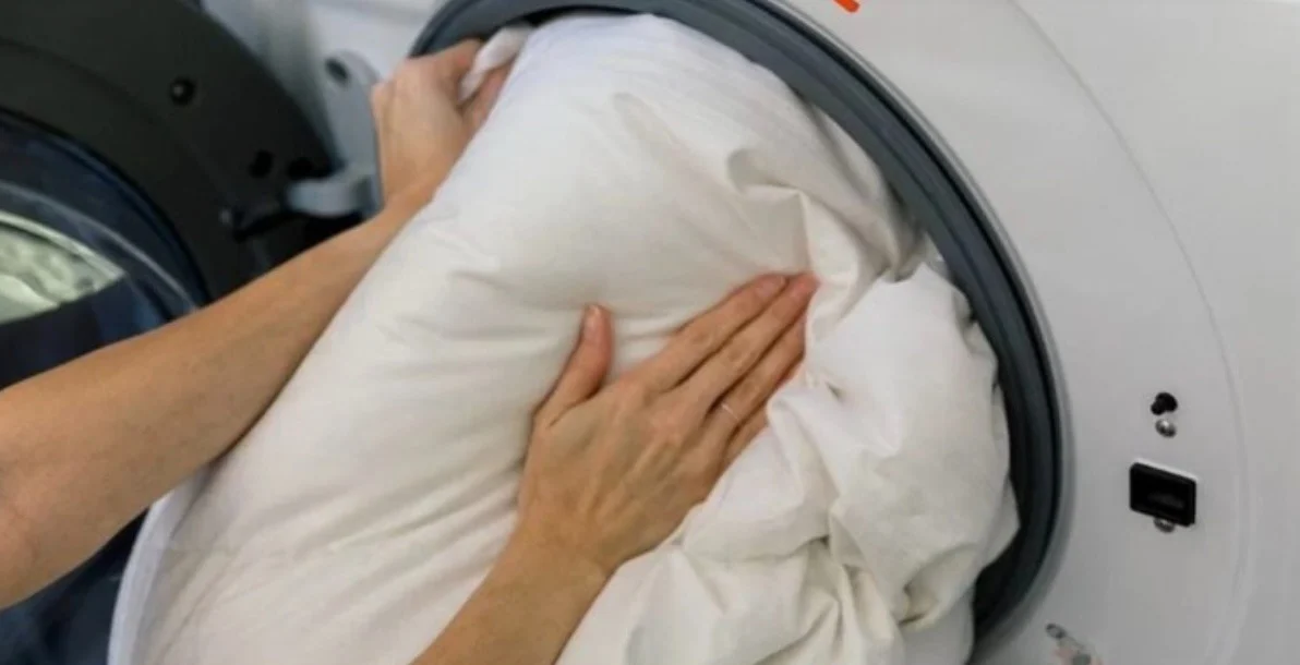 Past je dekbed niet meer in je wasmachine? Gebruikt dit simpele trucje en ze zijn schoner dan ooit!