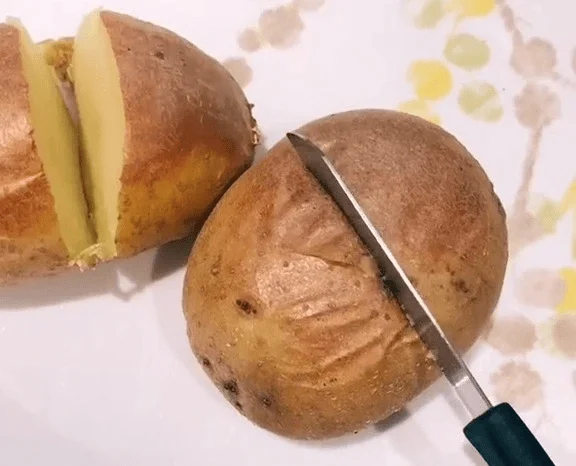 Deze truc met een theelepel verkort te kooktijd van aardappelen met 20 minuten