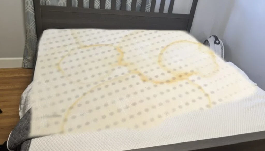 Met dit goedkope goedje krijg je vlekken en kringen uit je matras