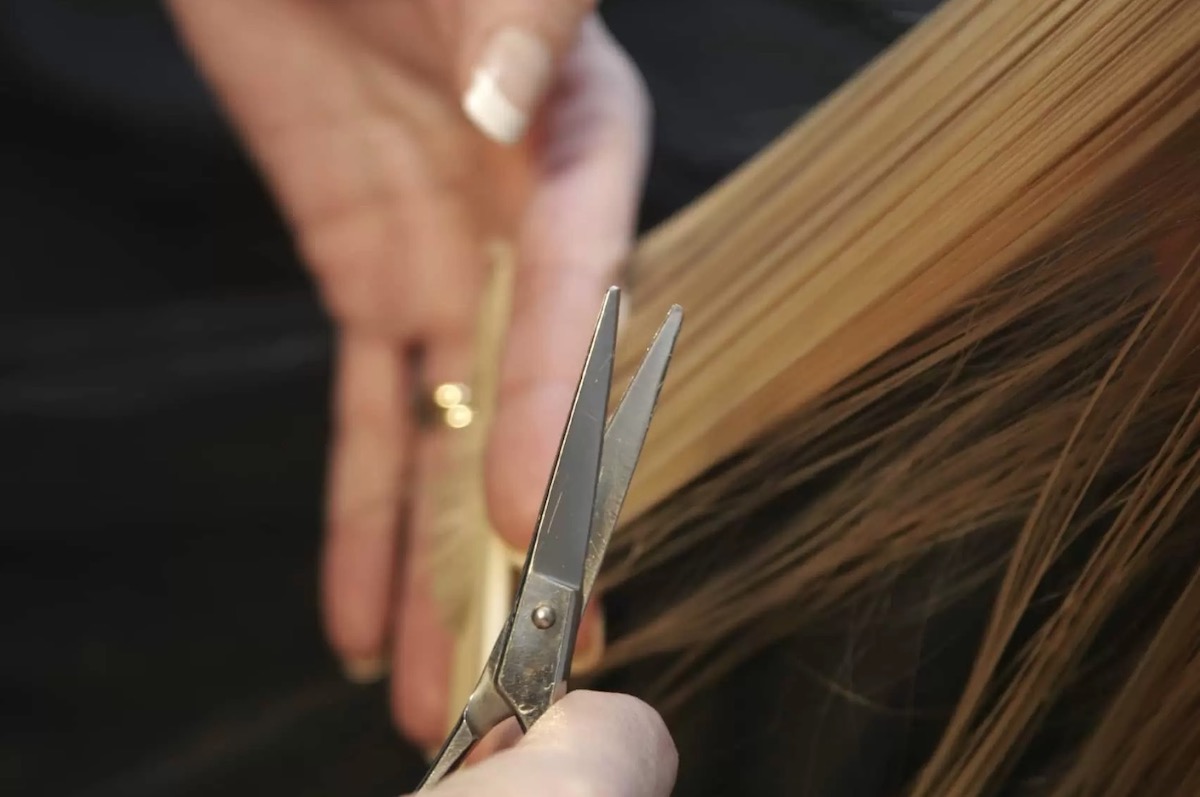 Dit is waarom je bij de kapper nooit meer je puntjes moet laten knippen