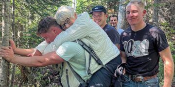 Militair draagt vrouw (79) op rug, nadat ze haar been breekt