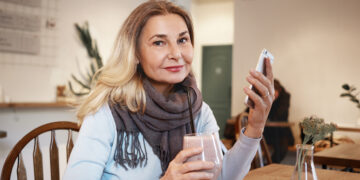 Karin (56): “Ze hoeven me echt geen oma te noemen hoor”