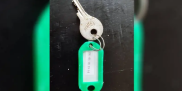 Politie waarschuwt: zie je een sleutel met een kaartje eraan, raap deze dan niet op!