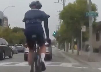 Wielrenner neemt de weg volledig in beslag en dat komt hem duur te staan.