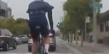 Wielrenner neemt de weg volledig in beslag en dat komt hem duur te staan.