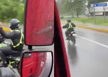 Aso-motorrijder steekt middelvinger op naar vrachtwagenchauffeur en dat komt hem duur te staan