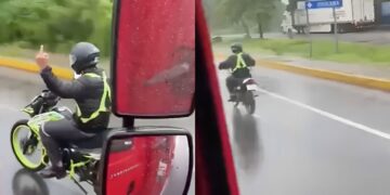 Aso-motorrijder steekt middelvinger op naar vrachtwagenchauffeur en dat komt hem duur te staan