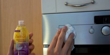 Eenvoudige schoonmaaktruc met babyolie laat de keuken weer blinken
