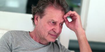 Joop (69): “Ik ging uit eten, maar ik kon de bediening niet verstaan want ze spraken alleen Engels”