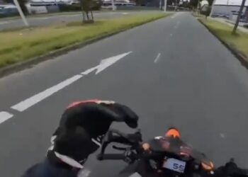Motorrijder is woest op fietser, maar vergeet dat hij haaientanden heeft