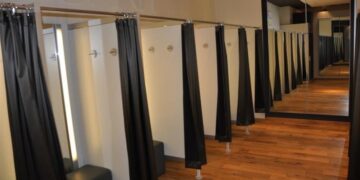 Sharon: “Mijn zoon mocht niet naar de wc, dus liet ik hem wildplassen in de paskamer”