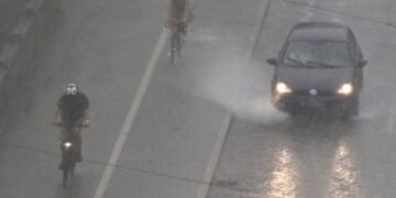 Te hard door een plas rijden: dit is de boete