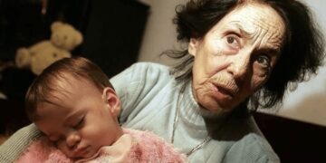 Moeder (66) beviel in 2015 van kind (zo ziet ze er nu uit)