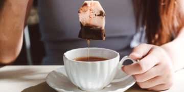 Zoveel plastic zit er werkelijk in theezakjes! ‘Ik ben direct gestopt met thee drinken’