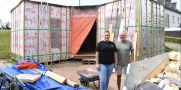 Demi (20) vindt maar geen woning, dus bouwt ze er zelf een in de tuin bij haar ouders