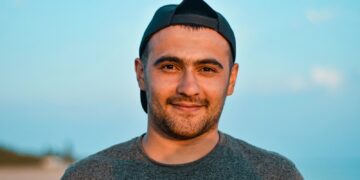 men's gray crew-neck shirt