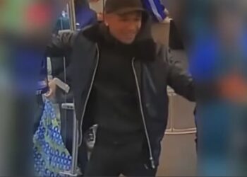 ZIEN: Zwartrijder slaat conducteur en breekt haar kaak