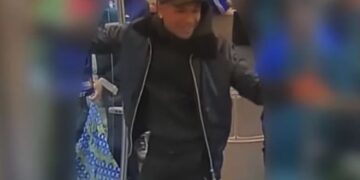 ZIEN: Zwartrijder slaat conducteur en breekt haar kaak