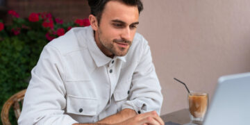 Alex (32): “Ik volg mijn vriendin met een GPS tracker”