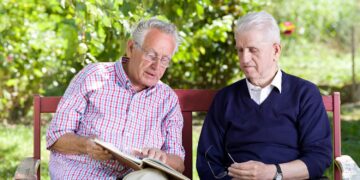 Twee oude vrienden hebben een onverwachte ontmoeting in het park. Wat er dan gebeurt is lachwekkend!