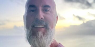 Brian (49): “Ik date alleen oudere vrouwen, omdat ik geen kinderen wil”