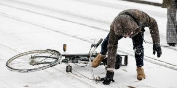 Bang voor gladheid op de fiets? Met deze simpele tip val je nooit meer!